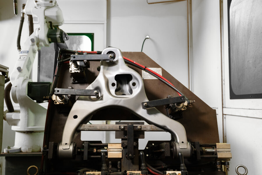 Fabricación consistente y de alta calidad de componentes de suspensión con sistemas robóticos