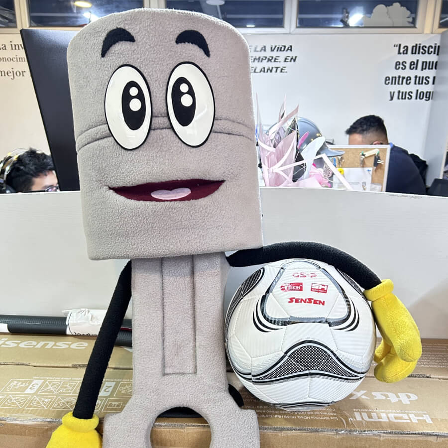 Una mascota temática de fútbol recuerda a los clientes la copa mundial
